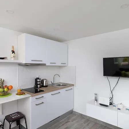 アパート Semi - One Bedroom With Terrace And Sea View ドゥブロブニク